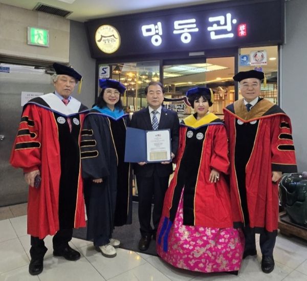 아메리카국제대학교 재경박사모임에서 이인선 회장에게 공로장을 전달하고 기념사진을 찍고있다..JPG