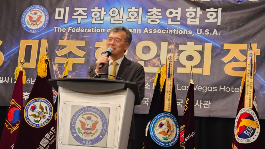 김범수 교수가 특별강연을 하고있다..jpg