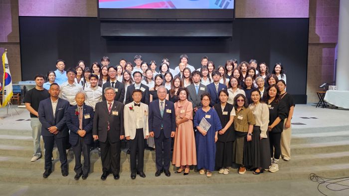 1.       제 3부 축하공연과 라플추첨행사를 마치고 기념사진을 찍고있다..jpg